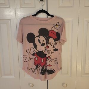 Disney pink Mickey and Minnie Mouse kissing short-sleeved tee